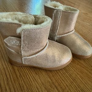 ugg little girl size 7 good condition pink rose gold color both sides open